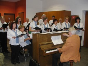 Der gemischte Chor „Liederkranz“ Welschensteinach unter der Leitung von Peter Lohmann sorgte für hervorragende Unterhaltung beim Herbstfest für Senioren der DJK Welschensteinach.