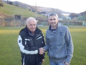 DJK-Sportvorstand Erich Maier (li.) und der neue Coach Cetin Kara besiegeln die künftige Zusammenarbeit ab der Saison 2015/16 per Handschlag.
