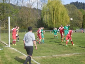 DJK-Verteidiger Julian Weber beim Kopfball auf’s gegnerische Tor