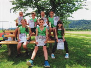 Sie haben gut lachen. Die Leichathleten der DJK Welschensteinach zeigten sich wieder einmal von ihrer besten Seite und präsentieren stolz ihre Urkunden. Hinten v.li.: Hannah Vögele, Alina Kuderer, Lena Vögele, Anne Vögele. Vorne v.li.: Theresa Vögele, Bastian Büttner, Sontje Tietgen.