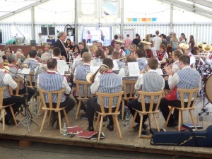 Die Musikkapelle Welschensteinach unter der Leitung von Adam Kalbfuß spielte beim Pfingstsportfest der DJK Welschensteinach zum Frühschoppenkonzert auf.