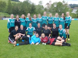 Bei den Damen siegte Turnierneuling „AD-Stammtisch“ (dunkle Trikots) vor der „DJK Welschensteinach“ (grüne Trikots).