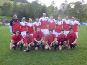 Turniersieger beim Krempelturnier der DJK Welschensteinach wurde der „FC Ballverlust“ (rot-weiße Trikots) vor den „Bachdatscher“ (rote Trikots).