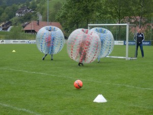 Bubble-Soccer hatte beim Pfingstsportfest der DJK Welschensteinach Premiere und diese besondere Art, Fußball zu spielen, bereitete Spielern und Zuschauern sehr viel Spaß.