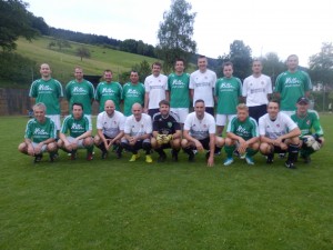 Die AH der SG Schweighausen (grün) gewann das Kleinfeldturnier der DJK Welschensteinach durch ein 3:0 im Finale gegen den SC Hofstetten (weiß).