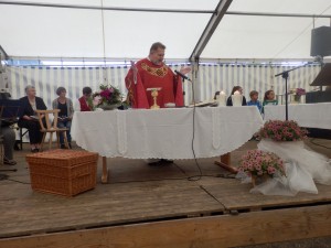 Pfarrer Klaus Klinger feierte den Gottesdienst im Zelt beim Pfingst-Sportfest der DJK Welschensteinach. Die DJK-Jugend gestaltete diesen mit.